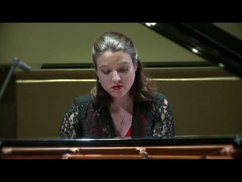 Luisa Sereina Splett performs Carl Nielsen