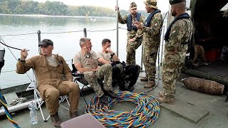 Militärtaucher üben die Unterwasser-Entminung in der Donau