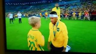 Neymar e Filho　ネイマールと息子　 リオオリンピックでブラジルが金メダルを獲得後のネイマール、息子のほほえましい抱擁のシーン