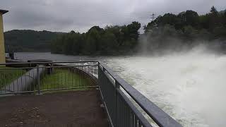 Hochwasser 16.7.2021: Rurtalsperre (Rursee) läuft bei Heimbach über, Grundablass geöffnet