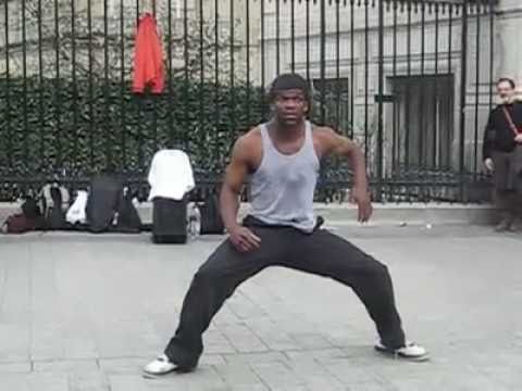 Невероятный танец уличного танцора в Париже