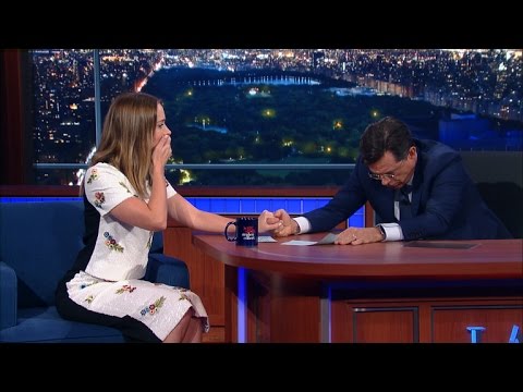 スティーブン＆エミリー・ブラント、偽の嘔吐物を吐いてしまう (Stephen & Emily Blunt Have A Fake Vomit-Off)