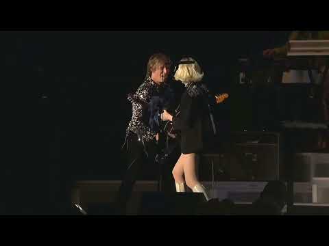 St. Vincent & Jason Falkner guitar battle on Sugarboy