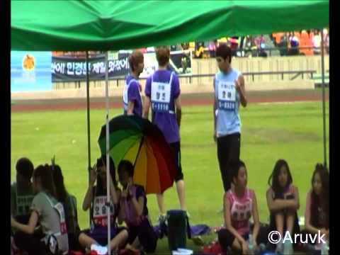 [FANCAM] Chunji and Changjo teaching Hoya No More Perfume On You 110827