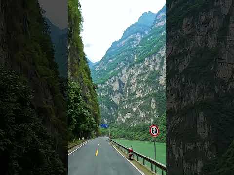 Cenário ao longo da seção Jinkou Grand Canyon da Rodovia Nacional 245, cidade de Leshan, Sichuan