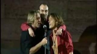 La band canta Sogni di Rock&#39;n&#39;roll