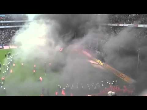 (Full Version) Pyro und Platzsturm nach Abstieg des 1. FC Köln vs. Bayern München (05.05.2012)
