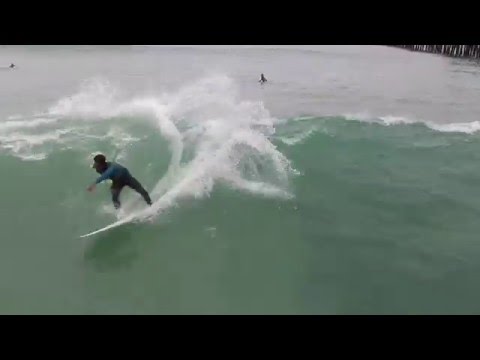 Images de drone de surfeurs à Oceanside
