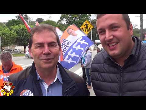 Vereador Júlio Português caminha com o Deputado Federal Paulinho da Força na ruas de Juquitiba
