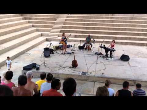 Mas que nada (Jorge Benjor) - Trio Salamantra no Parque Villa Lobos