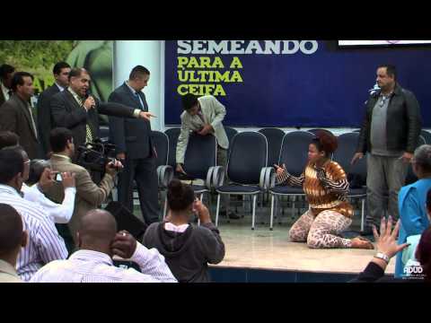 Pastor Marcos Pereira enfrenta demônio