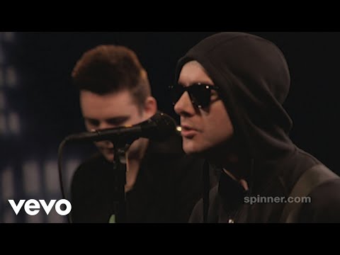 Glasvegas - It's My Own Cheating Heart That Makes Me Cry (AOL Sessions 2009)