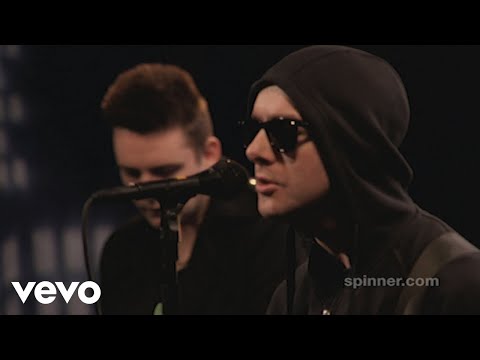 Glasvegas - It's My Own Cheating Heart That Makes Me Cry (AOL Sessions 2009)