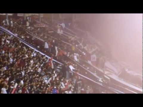 "Lanus vs Vasco Da Gama 2012 - La 14 alentando a full." Barra: La Barra 14 • Club: Lanús