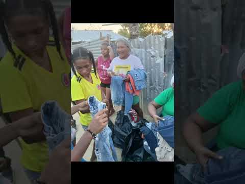 FUNDACION DIOS PROVEERA REGALANDO SONRISAS A NIÑOS DEL SECTOR 13 DE JUNIO EN CLEMENCIA BOLIVAR...!!!