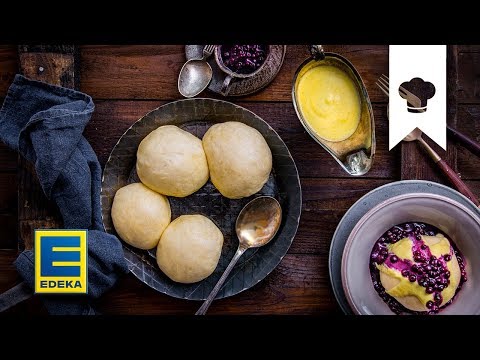 Dampfnudeln Rezept | Hefeklöße mit Heidelbeer- und Vanillesoße | EDEKA