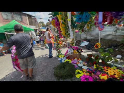 Caminando hacia el cementerio a enflorar en Santo Domingo San Vicente El Salvador 🇸🇻