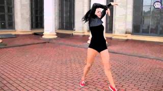 Смотреть онлайн Девушка красиво танцует танец Контемп