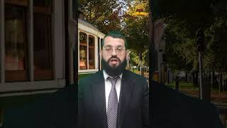 האם מותר לנשים להתפלל תפילת שמונה עשרה בישיבה באוטובוס וכיוצא בזה? הרב אושרי אזולאי (קו ההלכה הספרדי) - התמונה מוצגת ישירות מתוך אתר האינטרנט יוטיוב. זכויות היוצרים בתמונה שייכות ליוצרה. קישור קרדיט למקור התוכן נמצא בתוך דף הסרטון