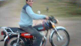 preview picture of video 'Haciendo wheelie con las motos en la calle'