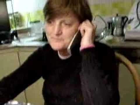 mamma al telefono con un signore