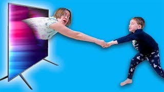 Мама попала в телевизор и дети не знают что делать! // Луномосик