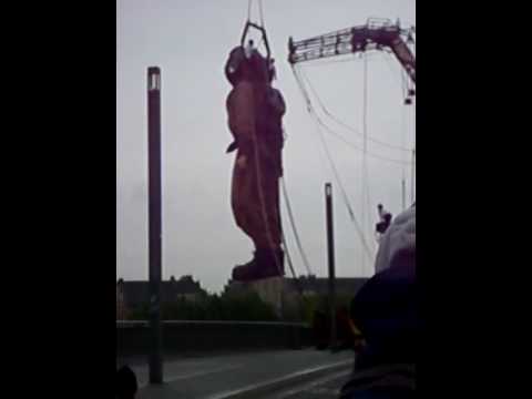 Die Riesen in Berlin: Der Taucher taucht auf!