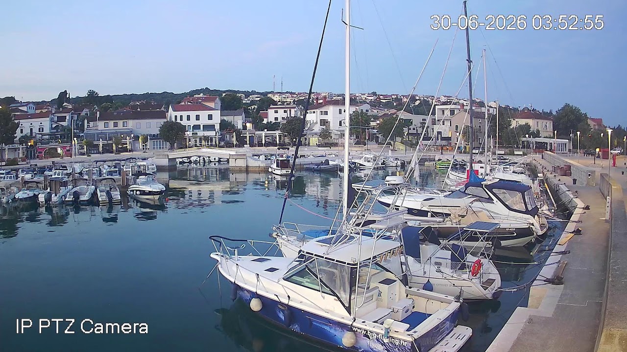 Live webcam view of Barcos del Puerto Lukobran y Paseo