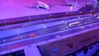 preview picture of video 'Miniatur Welten Berlin großen Airport mit startenden und landenden Flugzeuge'