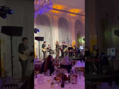 6 Musiker:innen mit 1 Bläser und Gitarre