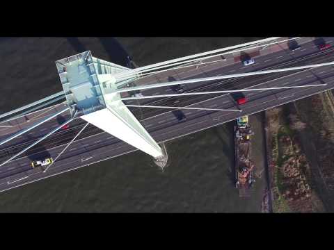 Flug über die Severinsbrücke