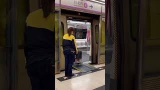 Download lagu Wheel chair accessible in MTR #hongkong #shorts #142 #wheelchair #accessibility #rehab #society mp3