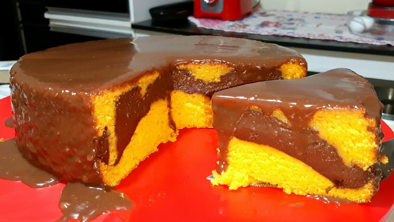 Watch Now BOLO DE CENOURA QUE JÁ SAI RECHEADO DO FORNO. BOLO DE CENOURA QUE JÁ SAI RECHEADO DO FORNO.