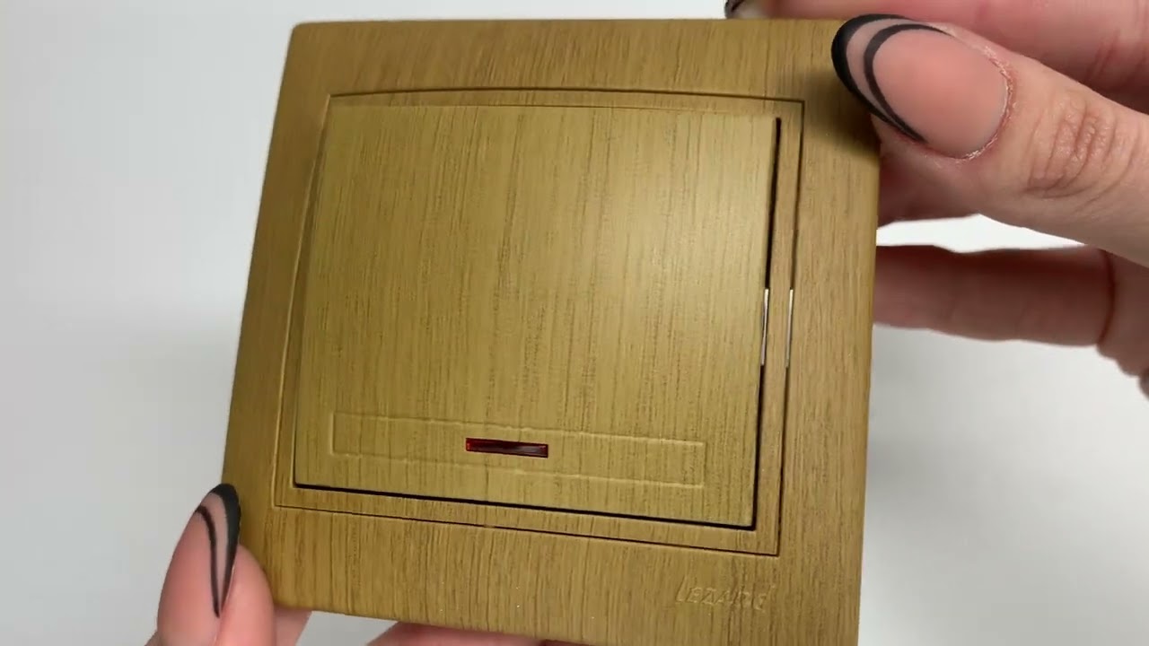 Вимикач MIRA одноклавішний з підсвіткою дуб класичний матовий 701-5151-111