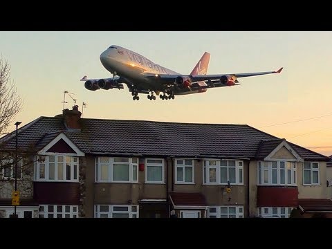 image-What does it mean when planes fly low?