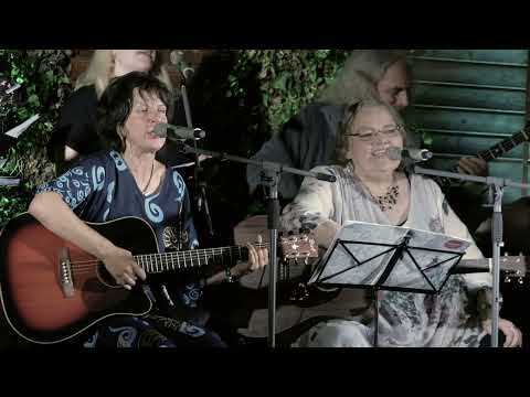 EJAM DIVREIZ UPĒ KĀPT (Mūzika un vārdi: Maija Kalniņa)