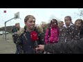 Leerlingen vragen voetbalprofs hemd van het lijf