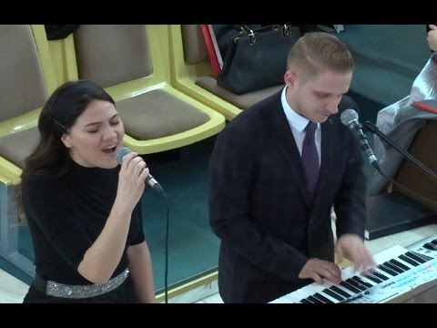 Emma și Cristi Repede- In fața tronului de sus