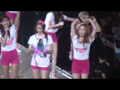 130721 SNSD少女時代-END (Taeyeon funny play ball) @ 2013 World Tour Girls & Peace in Taiwan Taipei