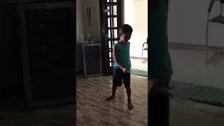 Se divertindo com bilboquê