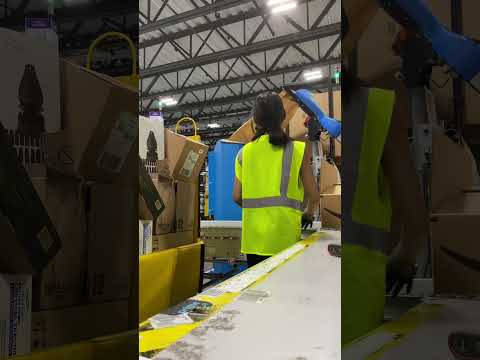 a day in the life of an AMAZON WAREHOUSE PACKER in 60 secs #shorts