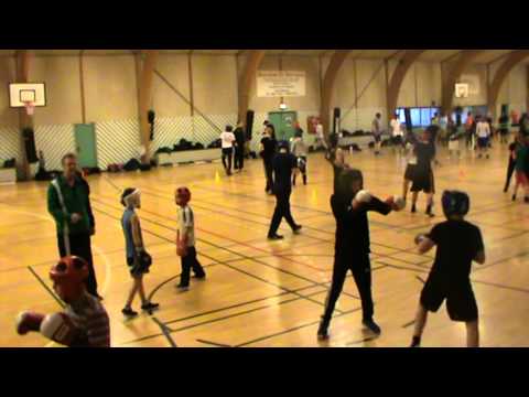 Mikkis_erstes_sparring_gegen 12 jährigen Mikki 8 Jahre roter Kopfschutz