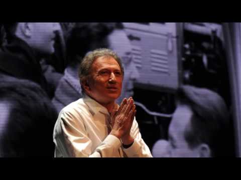 Michel Drucker poussé vers la sortie par Laurent Delahousse