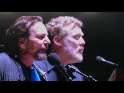 Eddie Vedder with Glen Hansard @ Firenze Rocks - Smile - Rocking in a free world