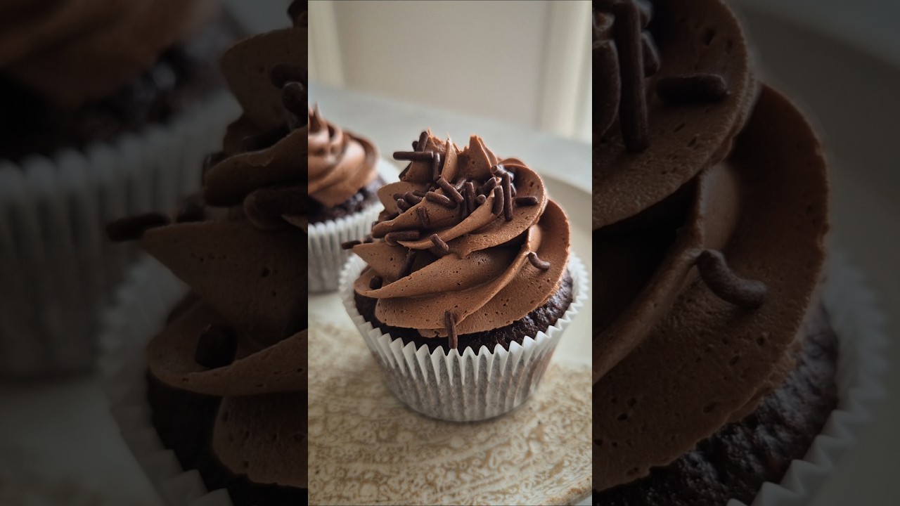 YouTube-Video: Saftige Schokoladen-Cupcakes mit Buttercreme-Frosting