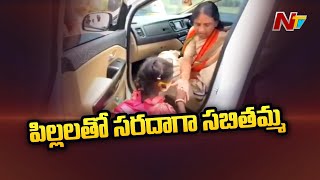 తొవ్వల కనవడ్డ పిల్లలకు చాక్లెట్లు ఇచ్చిన సబితమ్మ