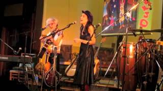 Maggie and Suzzy Roche - We