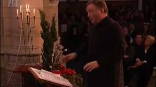 Away In A Manger. St John&#39;s College Choir, Cambridge