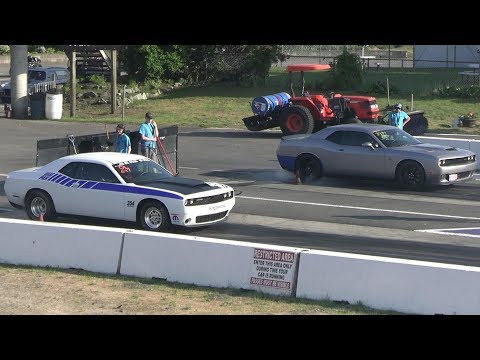 Hellcat vs Drag Pack Challenger - drag racing