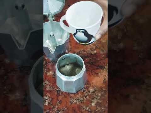 Making coffee in coffee maker #shorts #cooking
